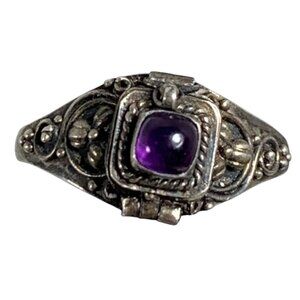 VTG 925 Silver Poison Spy Ring Cabochon Amethyst Ornate Filigree Design SZ 9.75
